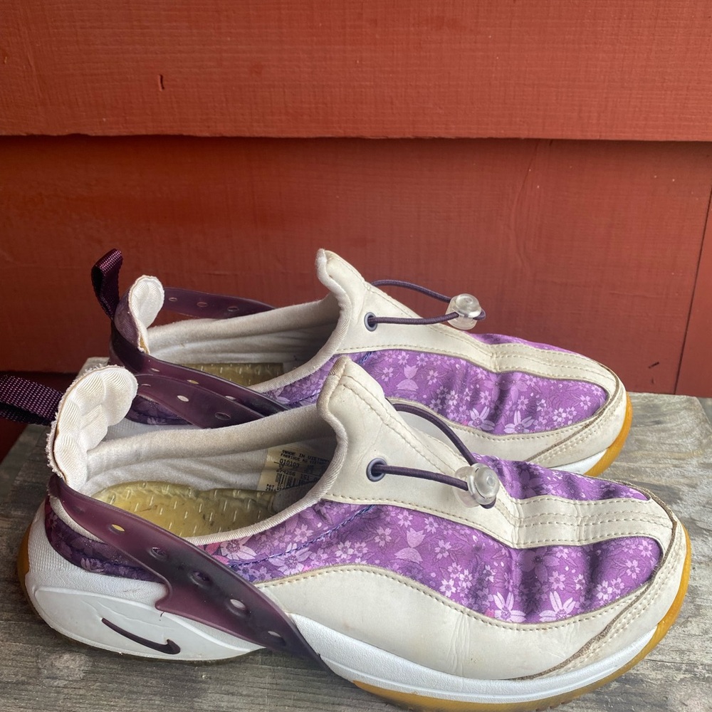 Nike Women’s slip-on shoes with a white and purple floral design Sneakers Size 9